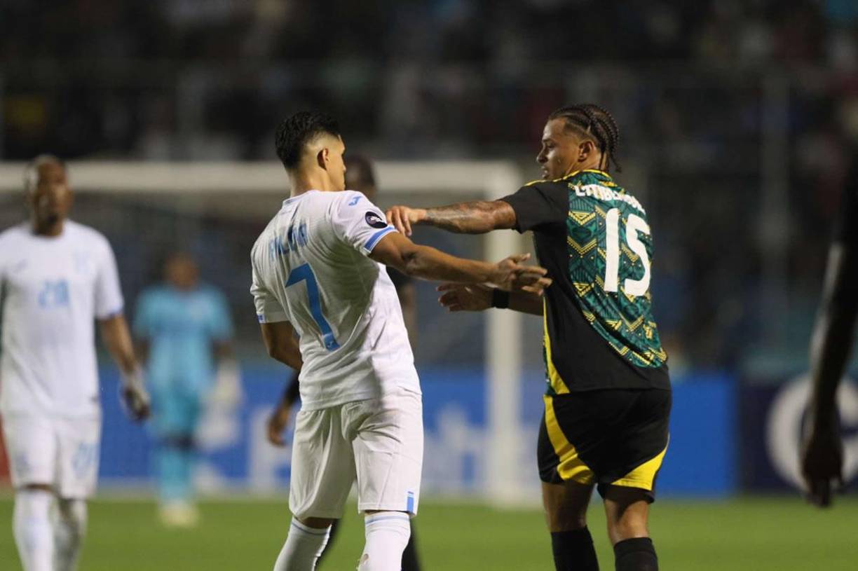 Luis Palma protagonizó una nueva pelea. El delantero hondureño se encaró con el jamaicano Joel Latibeaudiere.