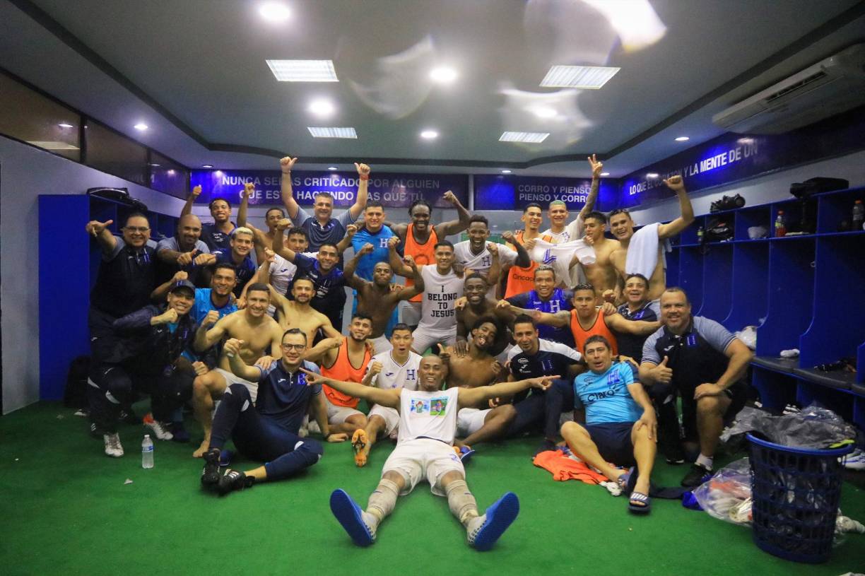 Jugadores y cuerpo técnico de la Selección de Honduras celebraron el triunfo ante Canadá en el vestuario.