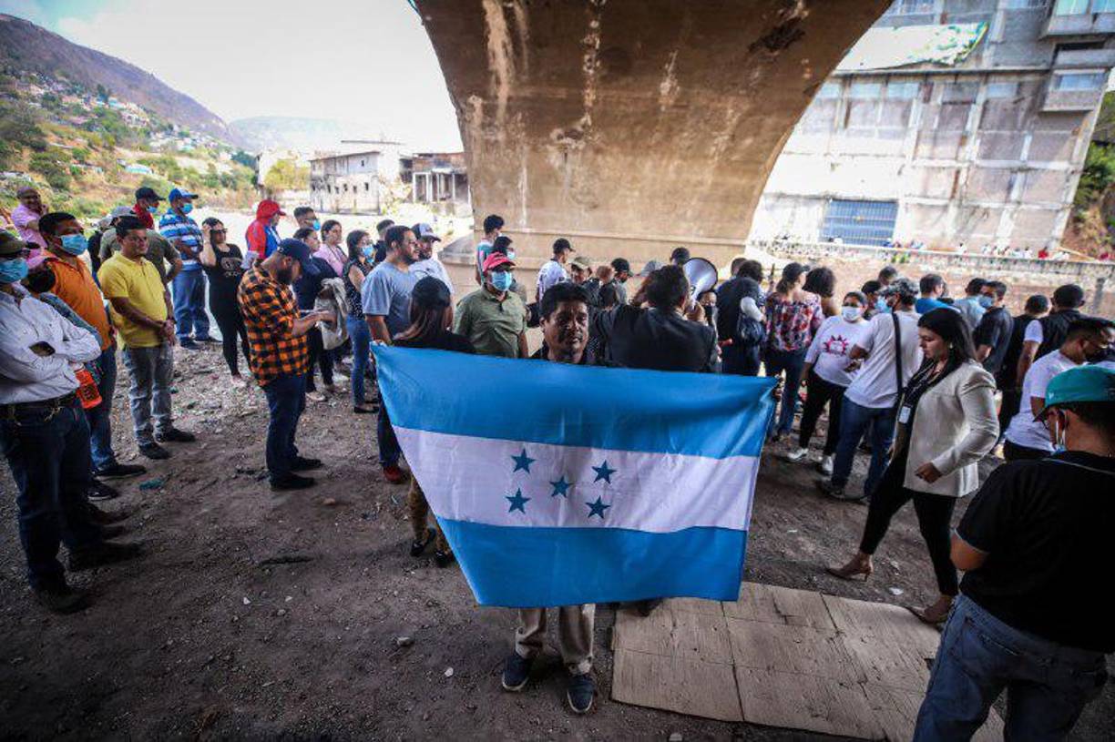 El Artículo 273 habla de las atribuciones de las autoridades encargadas de la investigación preliminar. Las dependencias del Ministerio Público, Policía Nacional u otra autoridad competente al tener conocimiento de un hecho que pueda ser constitutivo de delito adoptará las medidas para impedir que produzca consecuencias ulteriores e iniciará las investigaciones del caso. Para ello deberá preservar los elementos de prueba susceptibles de perderse.