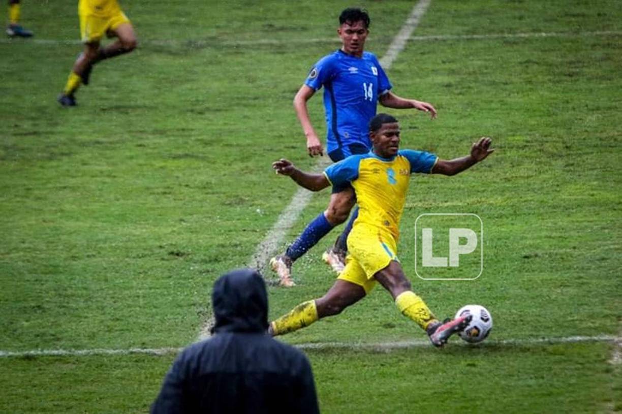 El Salvador ganó (1-4) a Aruba para sellar su clasificación a octavos de final del Premundial Sub-20, pero la cancha lució horrible.