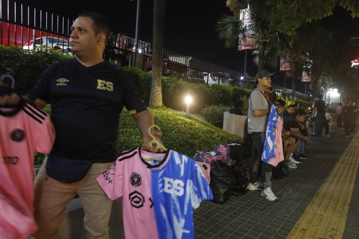 Los vendedores del mercado negro también se acercaron al hotel de concentración de Messi, con el objetivo de vender sus indumentarias.