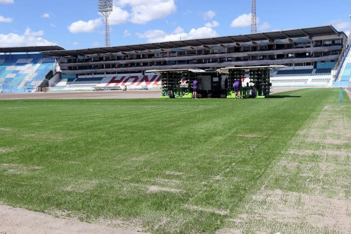 Los encargados de manipular la máquina de cosido continúan con las jornadas diurnas y nocturnas para concluir el cosido del césped del Nacional.