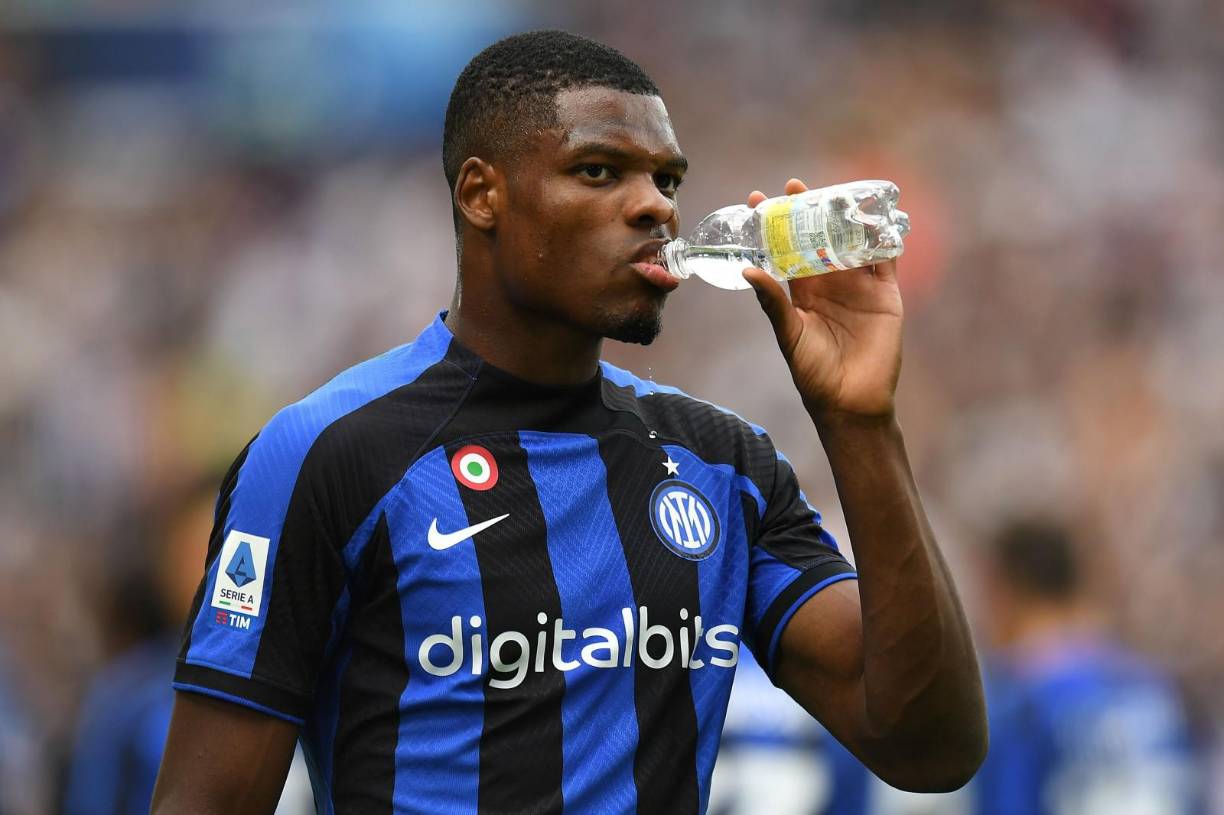 La necesidad del Real Madrid de encontrar relevo a Dani Carvajal le lleva a rastrear el mercado en busca de las mejores opciones, existiendo una más que interesante en la figura del futbolista neerlandés del Inter de Milán, Denzel Dumfries, que ya en su momento estuvo en el radar del conjunto blanco cuando era futbolista del PSV, descartando en aquel tiempo una operación por 15 millones de euros que de querer cerrar ahora con el cuadro neroazzurro se iría por encima de los 50 millones, siendo aún así un movimiento asequible para el equipo de Ancelotti.