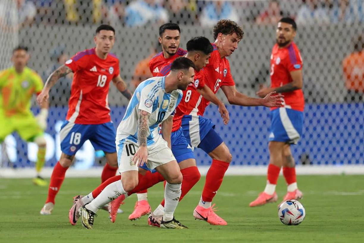 Según TyC Sports, Messi se someterá a estudios médicos este miércoles en la Selección Argentina tras sufrir una dolencia en el aductor de la pierna derecha que no le permitió estar al 100 por ciento