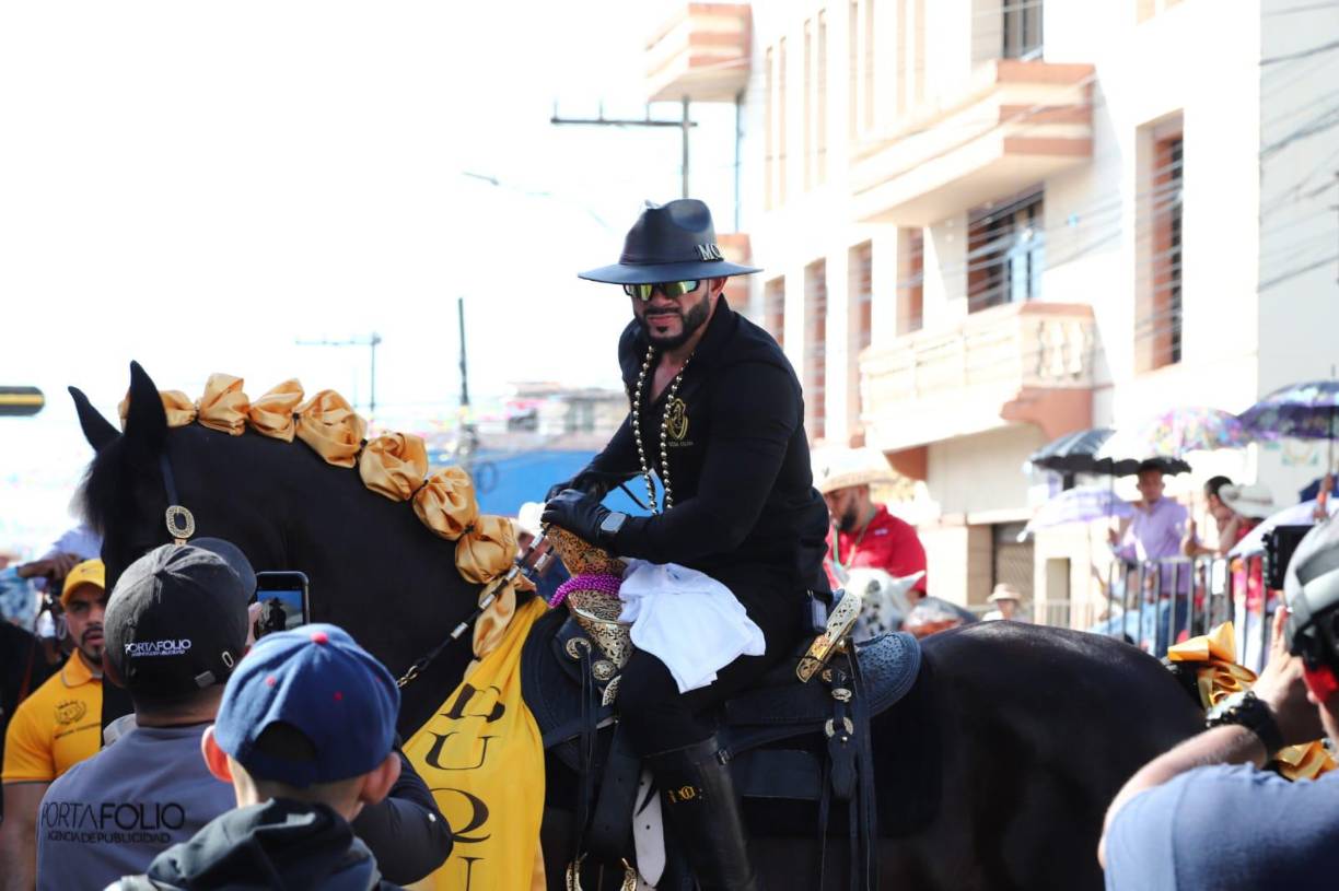 6. Durante el desfile, los participantes lucen trajes coloridos y elaborados, confeccionados con materiales diversos como plumas, lentejuelas y papel maché.