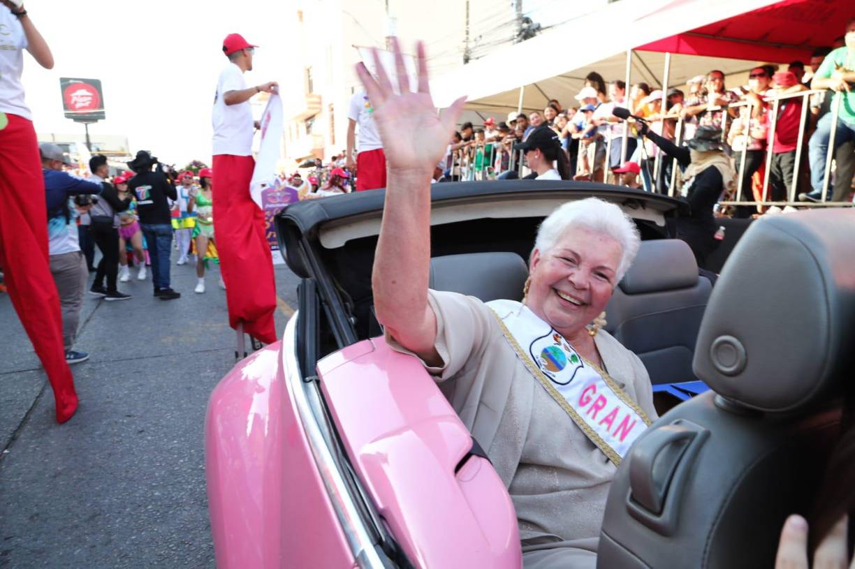 7. La música desempeña un papel fundamental en el carnaval, con la presencia de bandas de percusión, grupos de marimba y otros conjuntos musicales que animan el ambiente festivo.