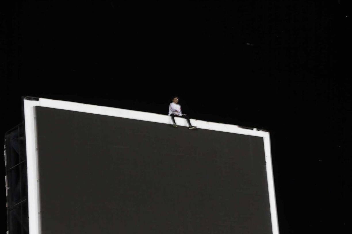 El aficionado ‘VIP’ que arriesgó su vida al subirse en lo más alto para poder ver el partido ante el CAI. 