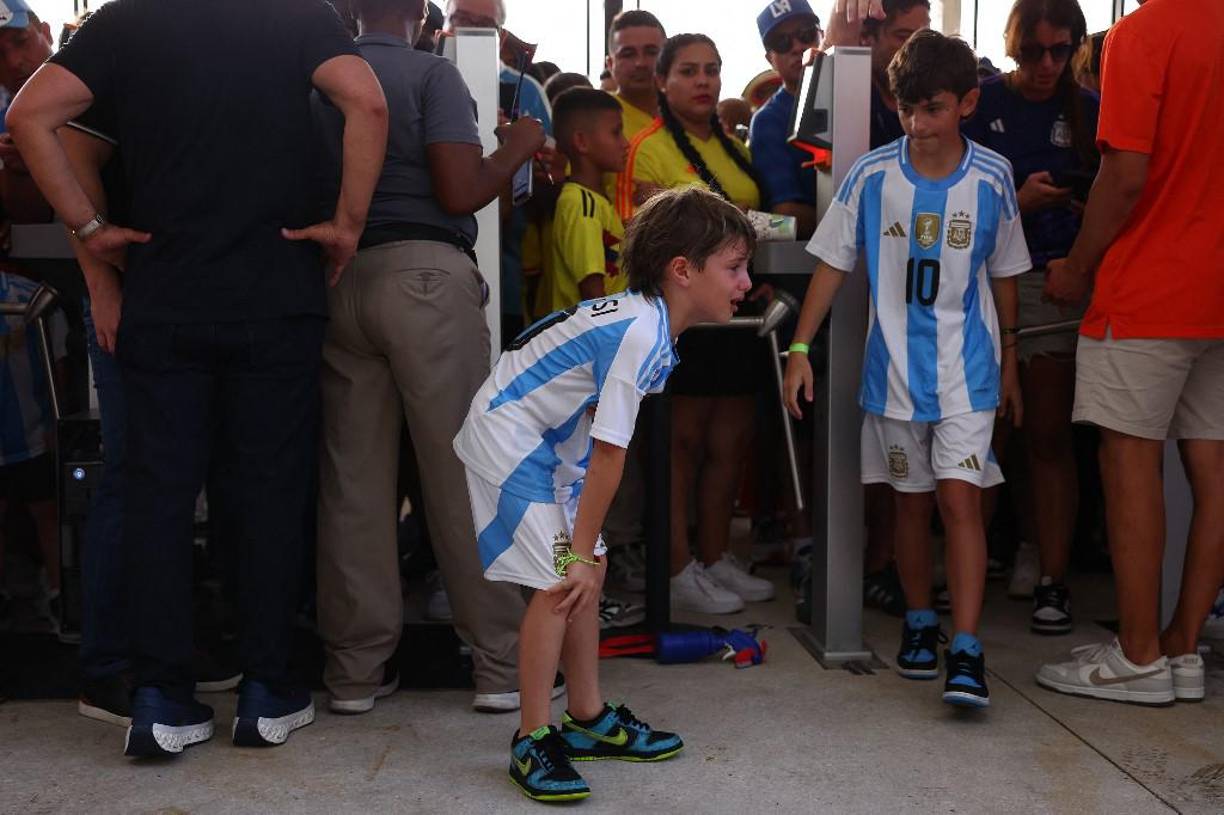 Niños llorando en el estadio. 
