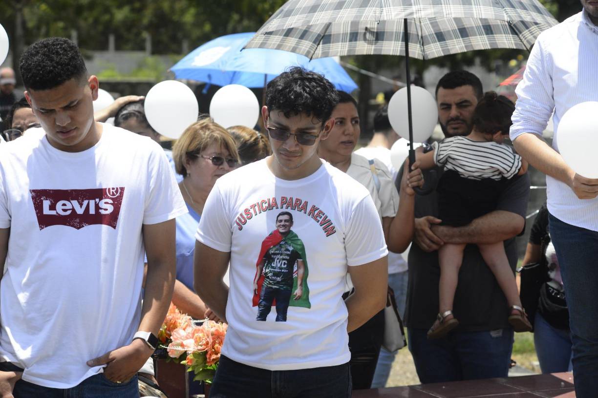 La despedida del plano terrenal del joven fue el marco para que parientes y amigos hicieran un llamado a las autoridades para que den con los responsables del crimen del muchacho.