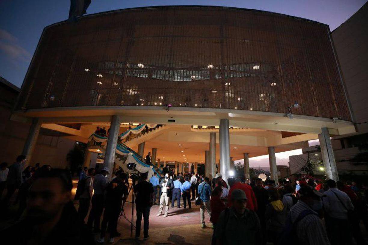 Ya en el ocaso del día, cientos de personas colman los bajos del Congreso Nacional en Tegucigalpa. 