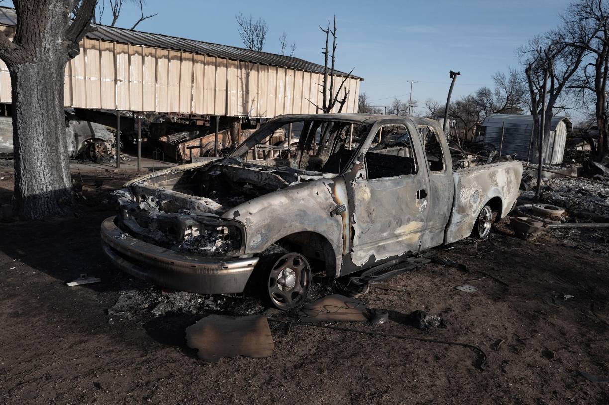 Un centenario rancho de <b>Texas</b> informó que perdió el 80% de su propiedad de 32.000 hectáreas cerca del área del <b>incendio</b> más grande.