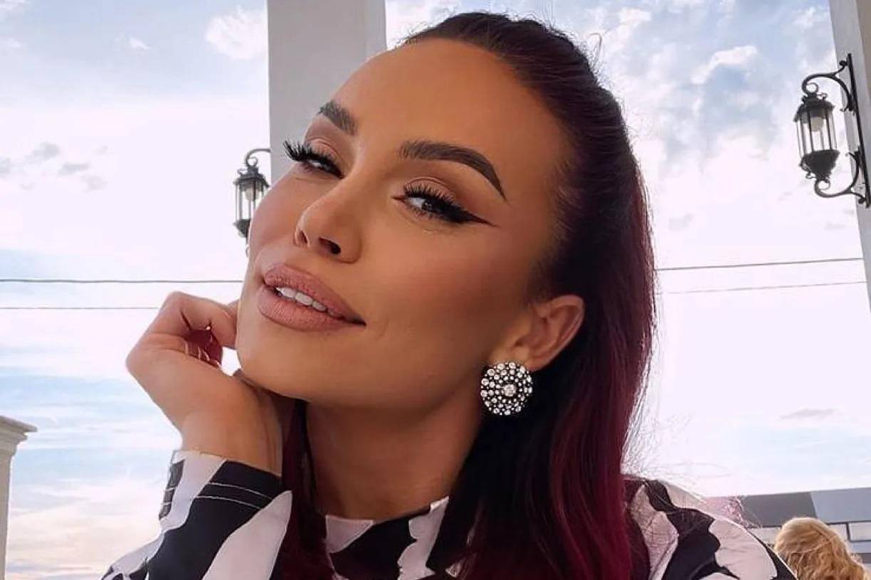 “Hace menos de un año, Anca Molnar se encontró de repente con una cruel enfermedad, un diagnóstico que en Rumanía ya no le ofrecía ninguna posibilidad... Fue a Turquía, se operó y comenzó su lucha contra la enfermedad llena de esperanza”, escribió en una publicación hace 11 semanas.