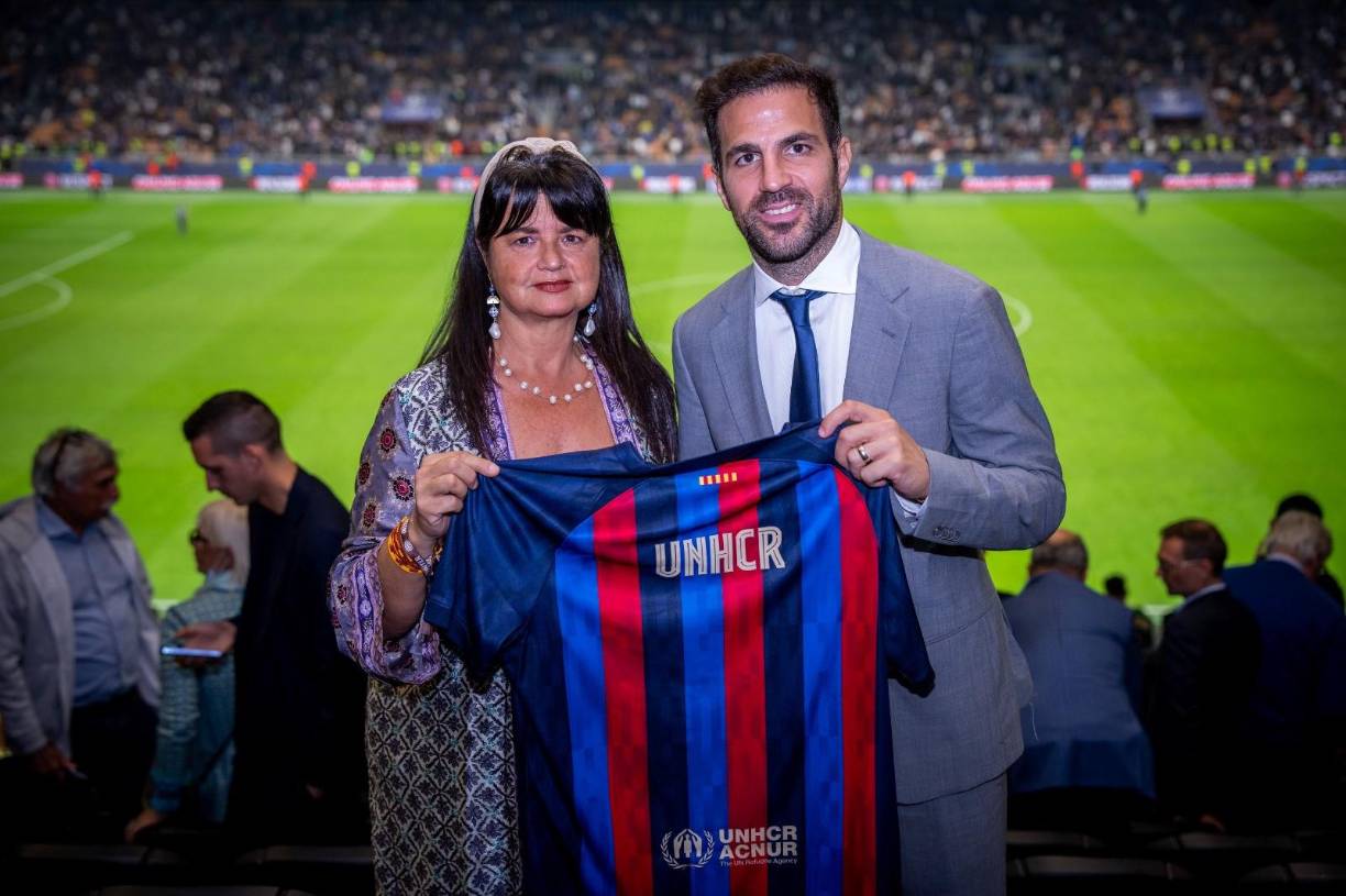 El exjugador barcelonista Cesc Fábregas estuvo en el Giuseppe Meazza como colaborador de la Agencia de Naciones Unidas para Refugiados y posó con la directora general de la Fundación FC Barcelona, Dra. Marta Segú.