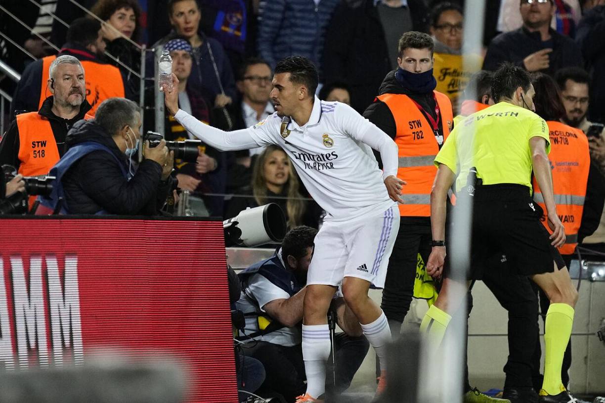 La afición del Barcelona le lanzó una botella a Ceballos.