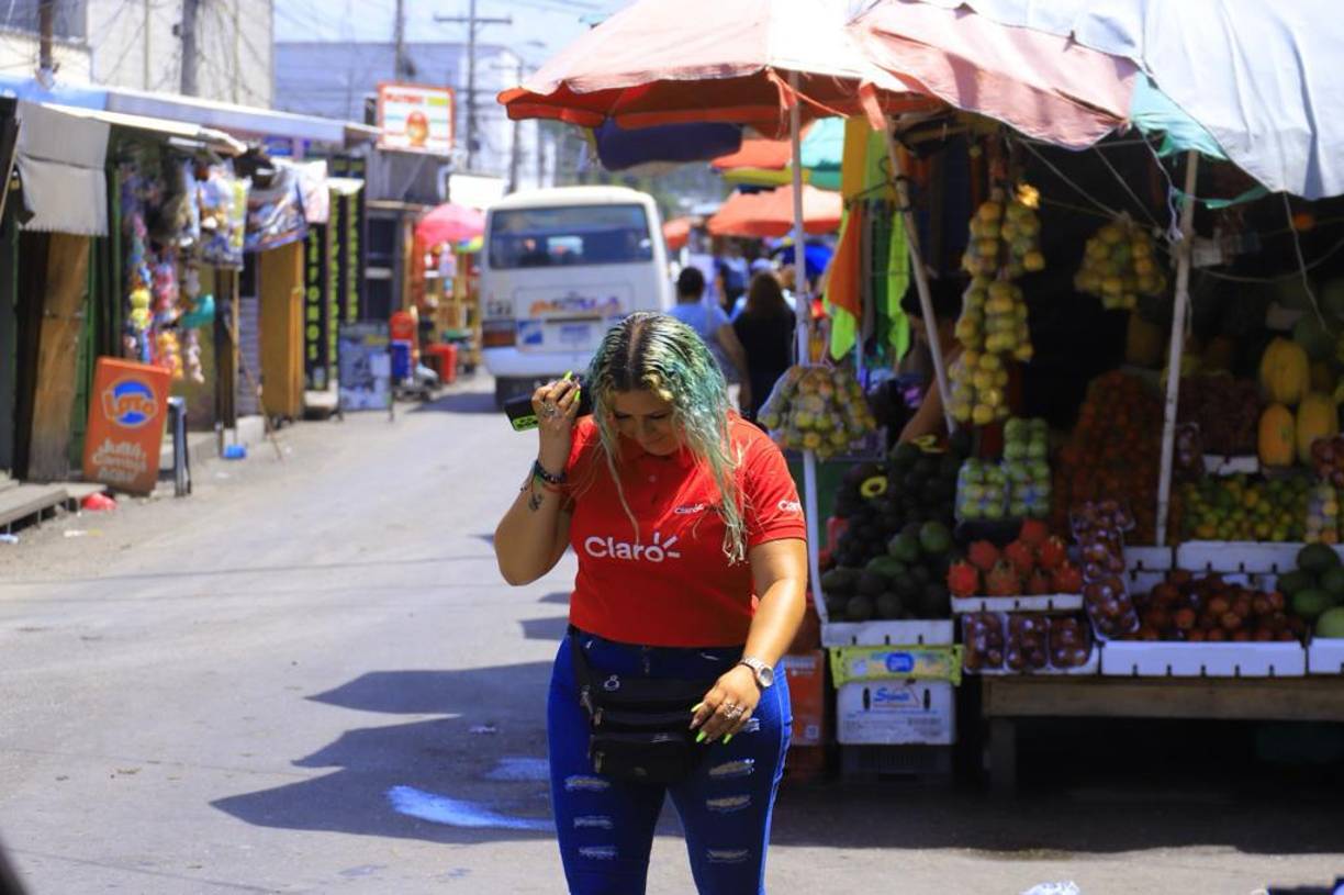 Venta de frutas como manzanas, uvas, papaya, naranjas y fresas se pueden comprar a diario en las calles sampedranas.