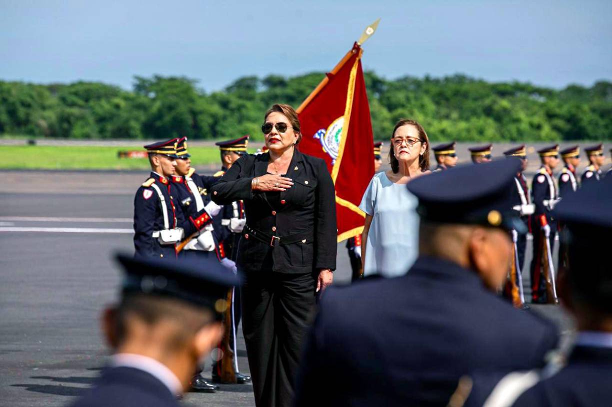 Y es que la mandataria Castro arribó hoy al aeropuerto internacional “San Óscar Arnulfo Romero”, donde fue recibida con honores de ordenanza por la ministra de Relaciones Exteriores de El Salvador, Alexandra Hill Tinoco.