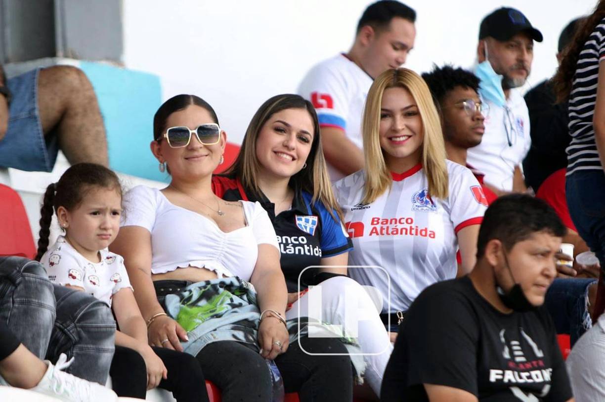 Las guapas aficionadas del Olimpia que adornaron el Clásico ante Real España.