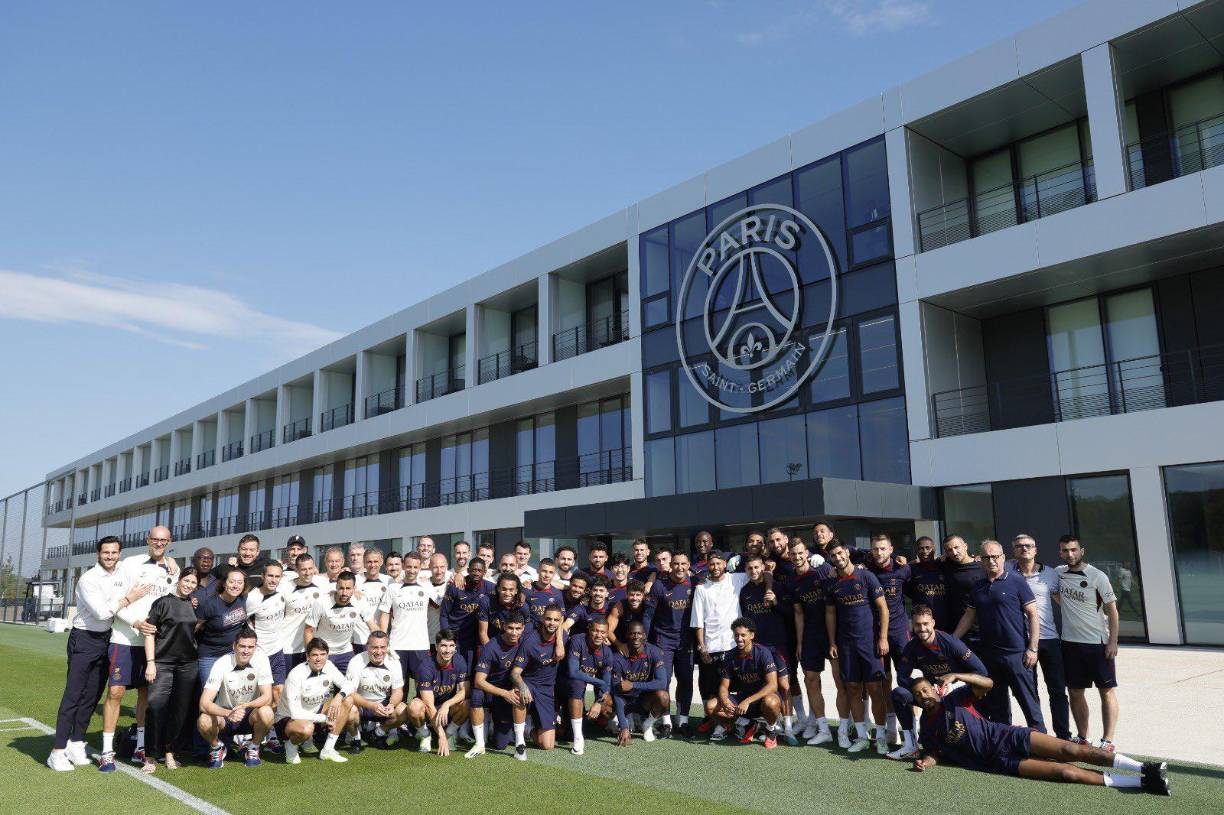 El brasileño Neymar, que acaba de fichar por el Al-Hilal saudí, se despidió este jueves de sus compañeros del París Saint Germain (PSG), donde ha militado durante seis temporadas, entre abrazos y un cariñoso paseíllo.