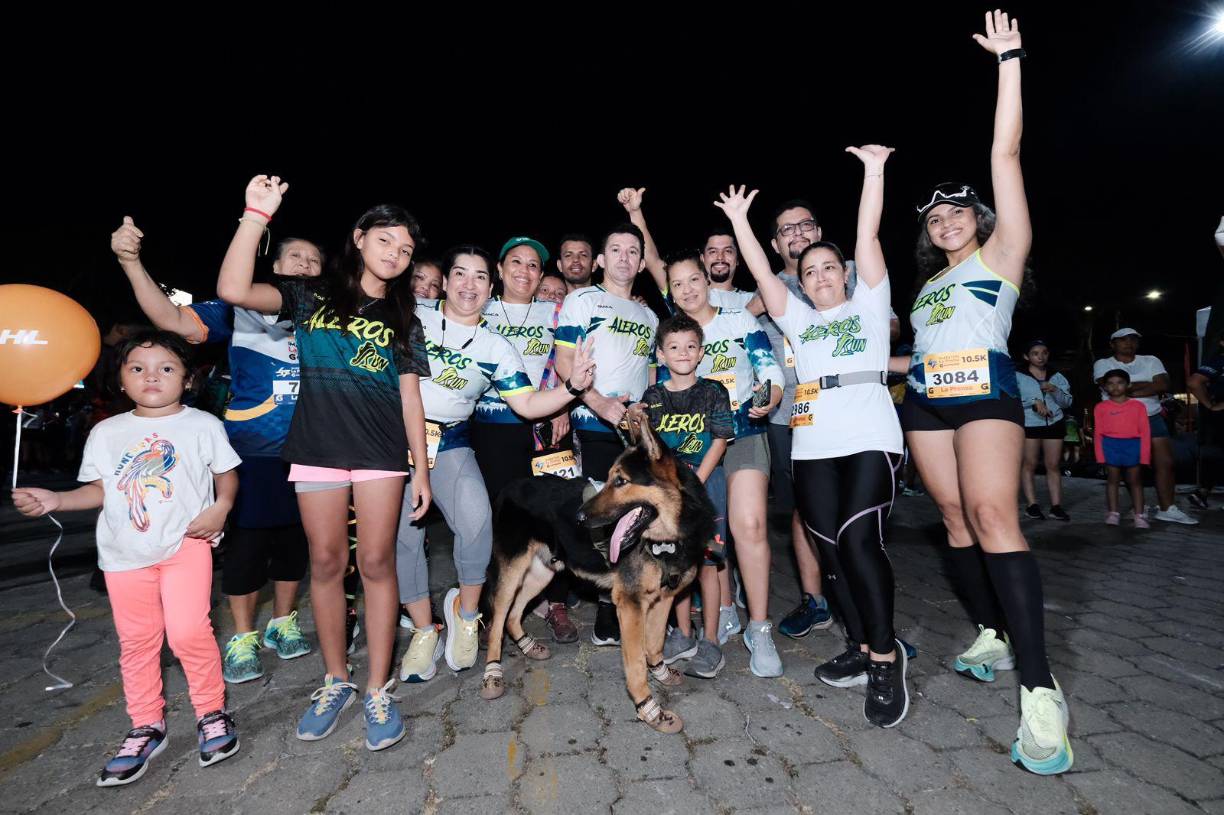 Con mascota incluida, el equipo Aleros también se sumó a la maratón. 
