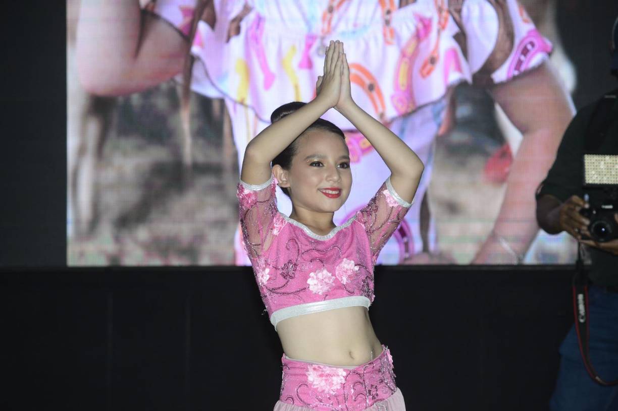 Fernanda Belén Muñoz mostró sus habilidades como bailarina. 