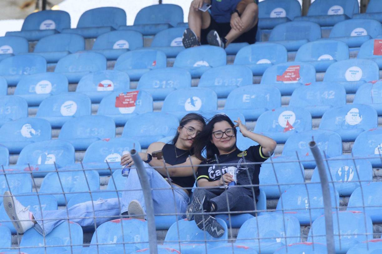 Pese al horario, los fieles aficionados se presentaron en el Olímpico para apoyar a su equipo. Estas bellas chicas posaron para la cámara de OPSA. 