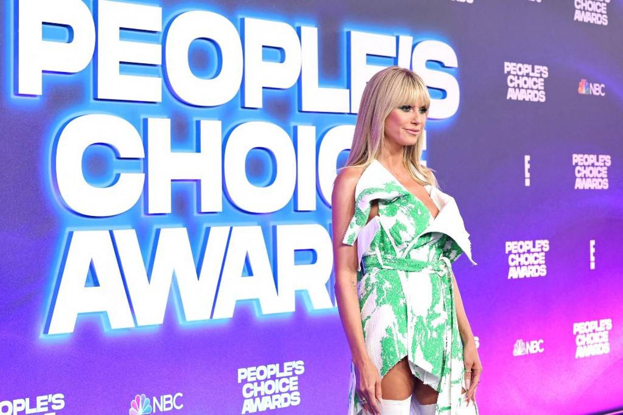 Anoche se celebró en Los Ángeles, California, la ceremonia de los People’s Choice Awards 2022. El programa, realizado desde el Barker Hangar en Santa Mónica, California, fue presentado por el comediante Kenan Thompson, y reunió a celebridades de varias áreas del entretenimiento, como la música, la televisión y el cine, en el evento votado exclusivamente por los fanáticos. Aquí le mostramos quiénes fueron los que acertaron con sus atuendos y quiénes no. 