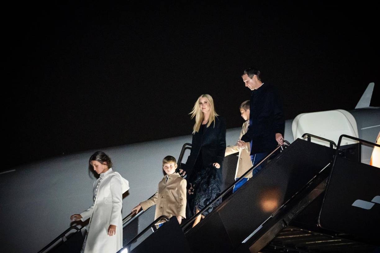 Trump estará rodeado de su familia en esta ceremonia. En la imagen su hija, Ivanka Trump junto a su esposo e hijos a su llegada a la capital estadounidense.