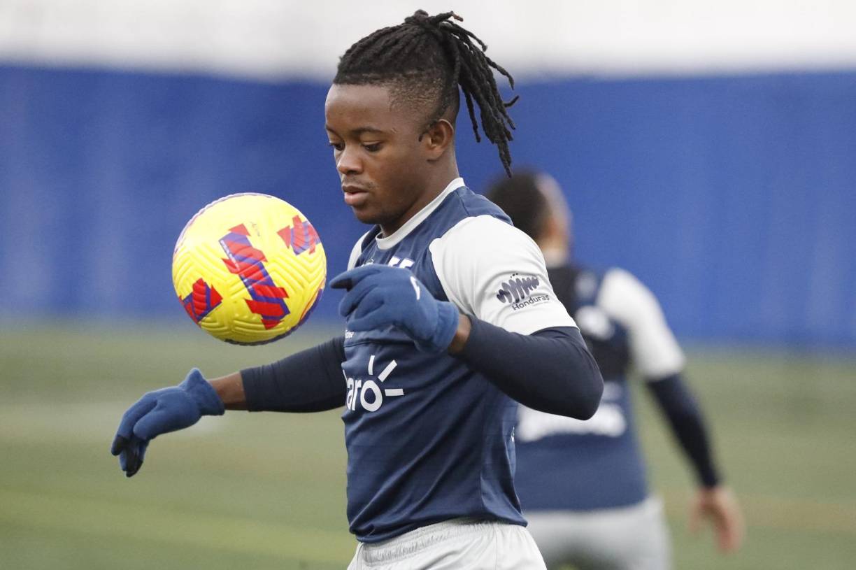 Wisdom Quayé también entrenó con guantes.