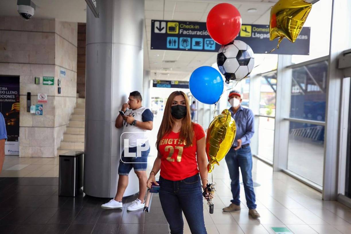 En el aeropuerto Toncontín apareció Yarely Espinal, esposa de Jerry Bengtson, con globos para darle un especial recibimiento al delantero y capitán del Olimpia.