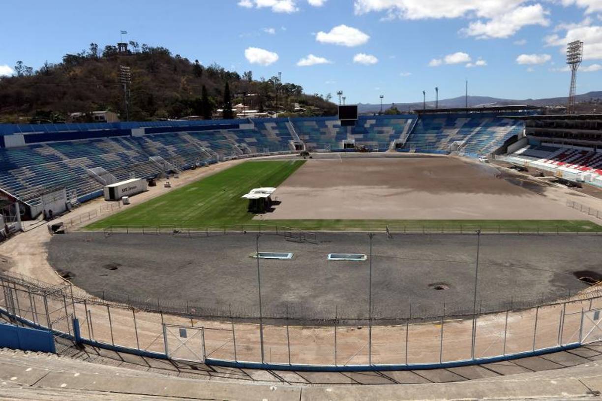 Panorámica completa del avance que se ha realizado con el cosido del césped del estadio Nacional Chelato Uclés.
