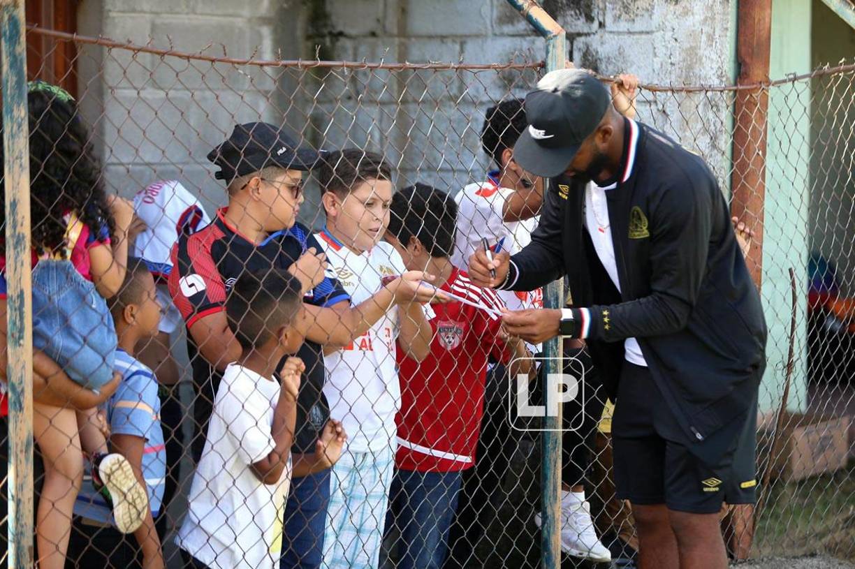 En el estadio Marcelo Tinoco de Danlí hubo lucura por el Olimpia. Muchos niños aficionados olimpistas se acercaron y pidieron autógrafos a Jorge Benguché.