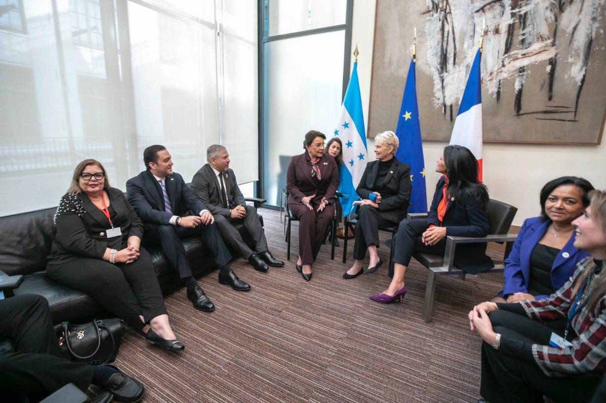 La gobernante hondureña añadió que su administración está comprometida en combatir el hambre y la desnutrición infantil. 