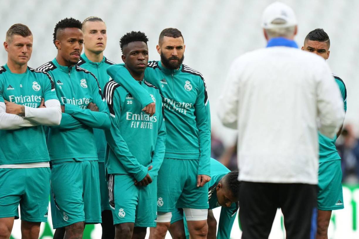 Todos muy atentos a lo que decía Ancelotti. Karim Benzema estuvo todo el rato abrazando a Vinicius. Hay unión.