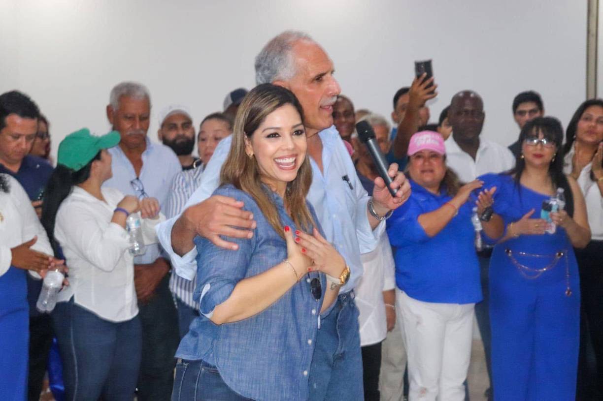 ”Creo que en estos dos años que atravesamos como Partido Nacional y que estuvimos levantándolo de los aciertos y desaciertos de 8 años de gobierno del expresidente Hernández, ella se mantuvo cuidando de la inocencia de su esposo y nosotros de levantando el partido”, puntualizó.