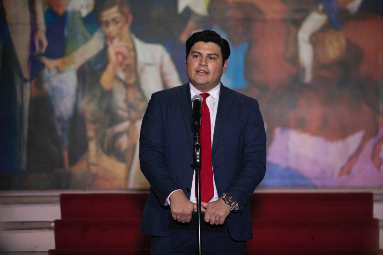 Marlon Ochoa es el actual director del Servicio de Administración de Rentas (SAR), la entidad encargada de los tributos en el país. Es responsable del control, verificación y fiscalización de los tributos.