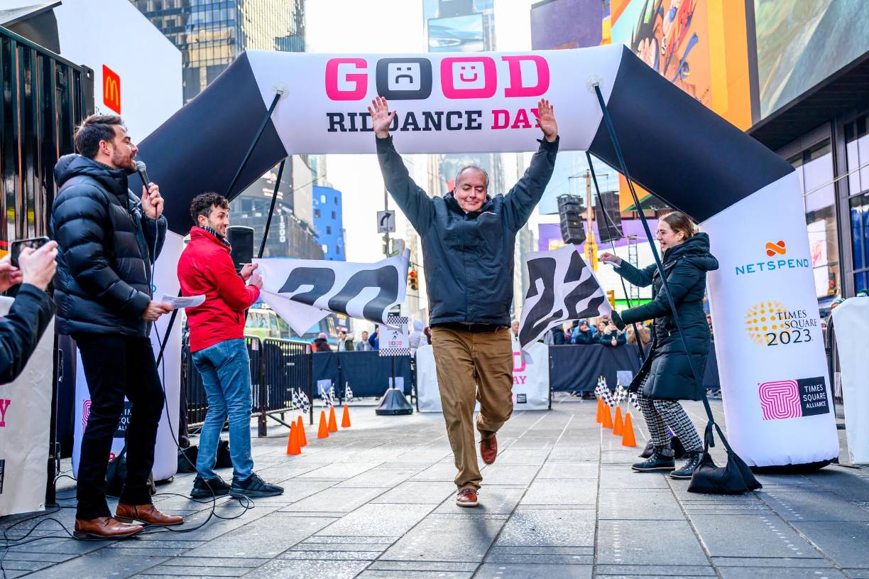 Wilmer, venezolano que hace un año vive en Nueva York, desea que la difícil situación que vive su país, y que ha obligado a miles a emigrar, se vaya con 2022 y que el nuevo año le traiga “nuevas energías, progreso y mucha salud”.