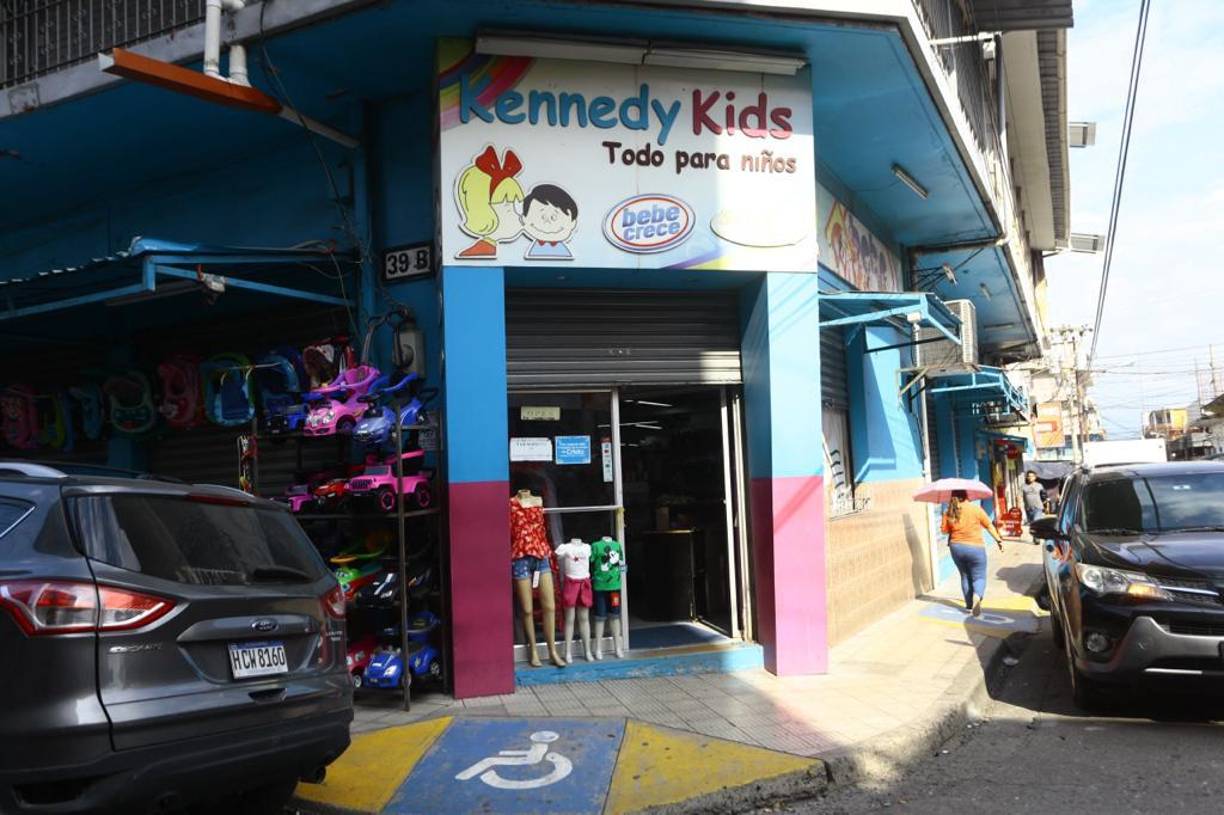 La tienda para niños antes Cabo Kennedy ahora se llama Kennedy Kids y se encuentra en la 5 calle, 4 avenida del barrio El Centro.