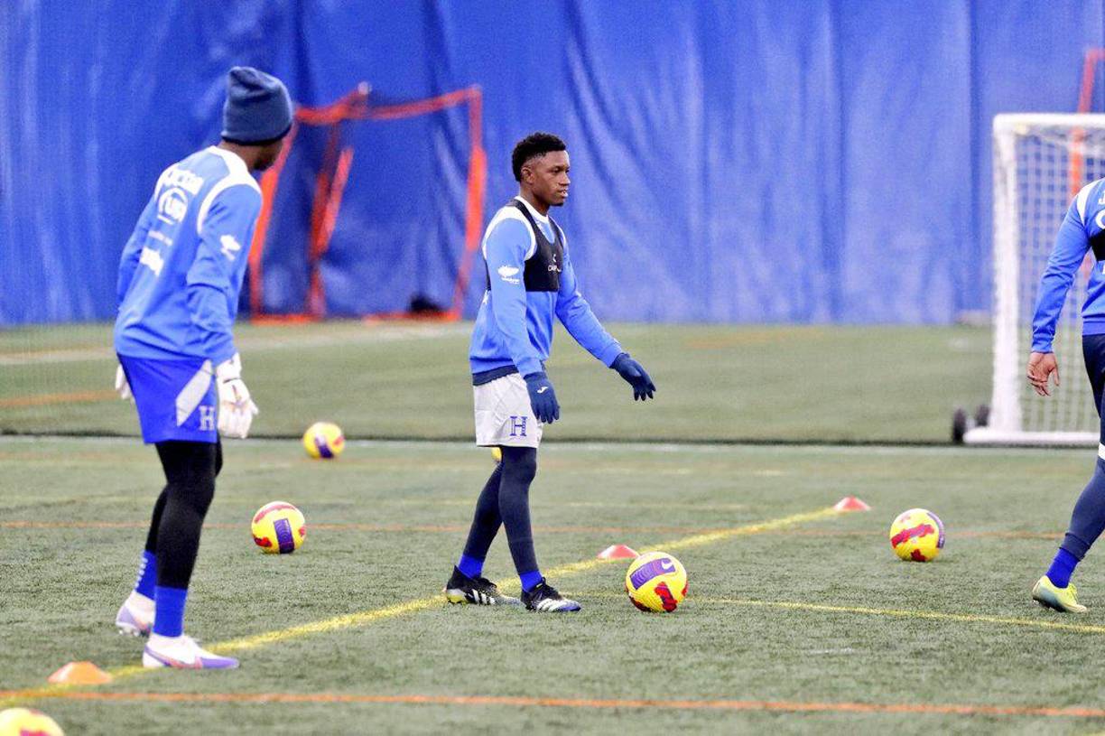 Varios futbolistas de la Bicolor usaron guantes por el frío.