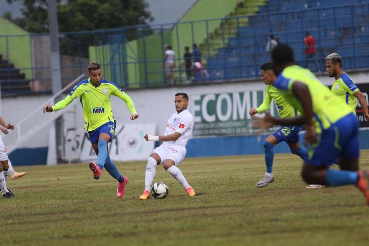Edwin Rodríguez intenta robarle la esférica a Ángel Villatoro en el Estadio Juan Ramón Brevé.
