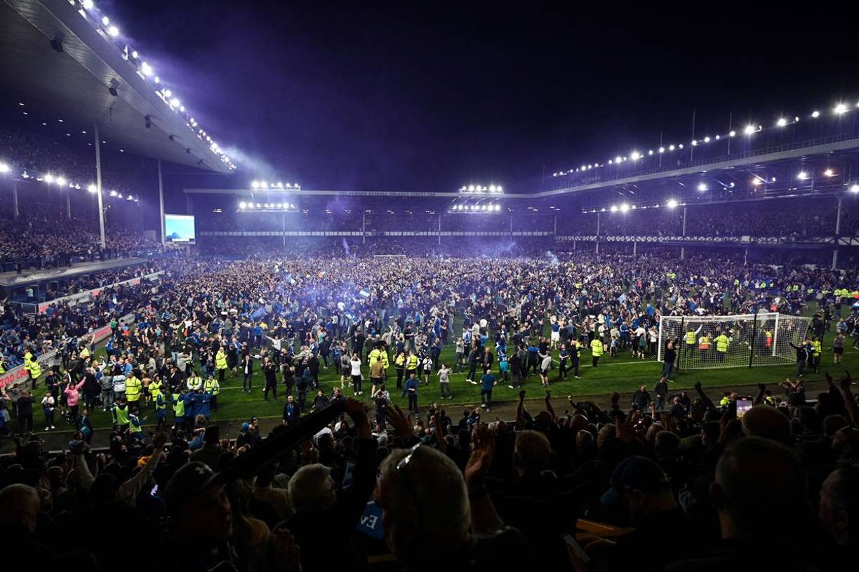 Tras el pitazo final, los aficionados del Everton invadieron el campo del Goodison Park para celebrar la permanencia en la Premier League.
