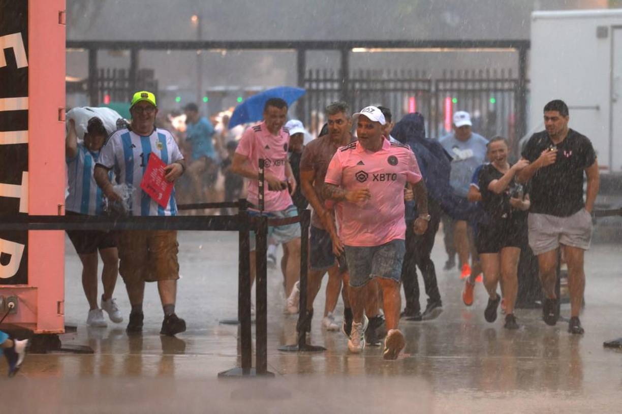 La fiesta de Inter Miami por la presentación de Lionel Messi quedó en pausa por el clima. El evento no comenzó a la hora establecida.
