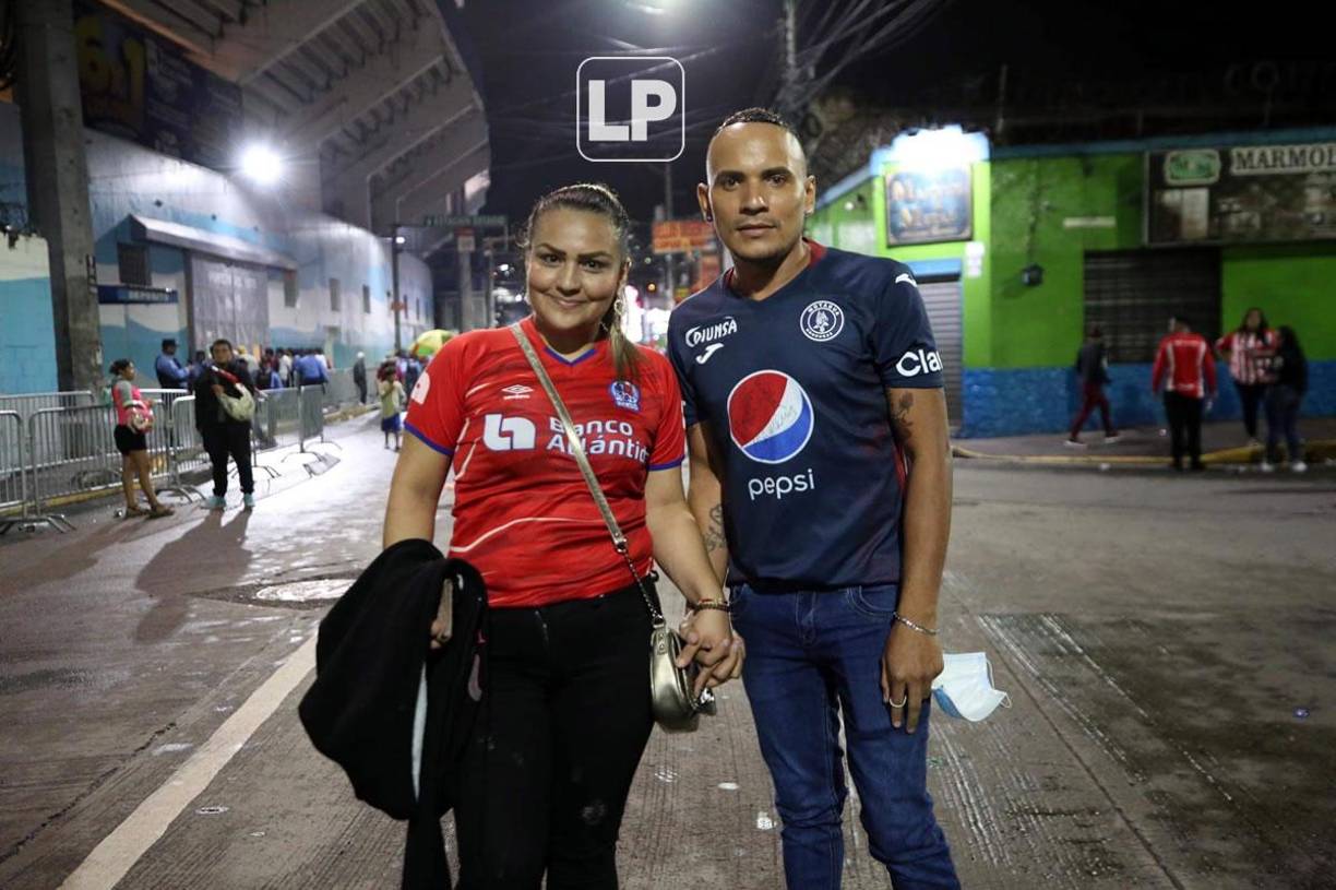 Esta pareja son rivales durante el partido.