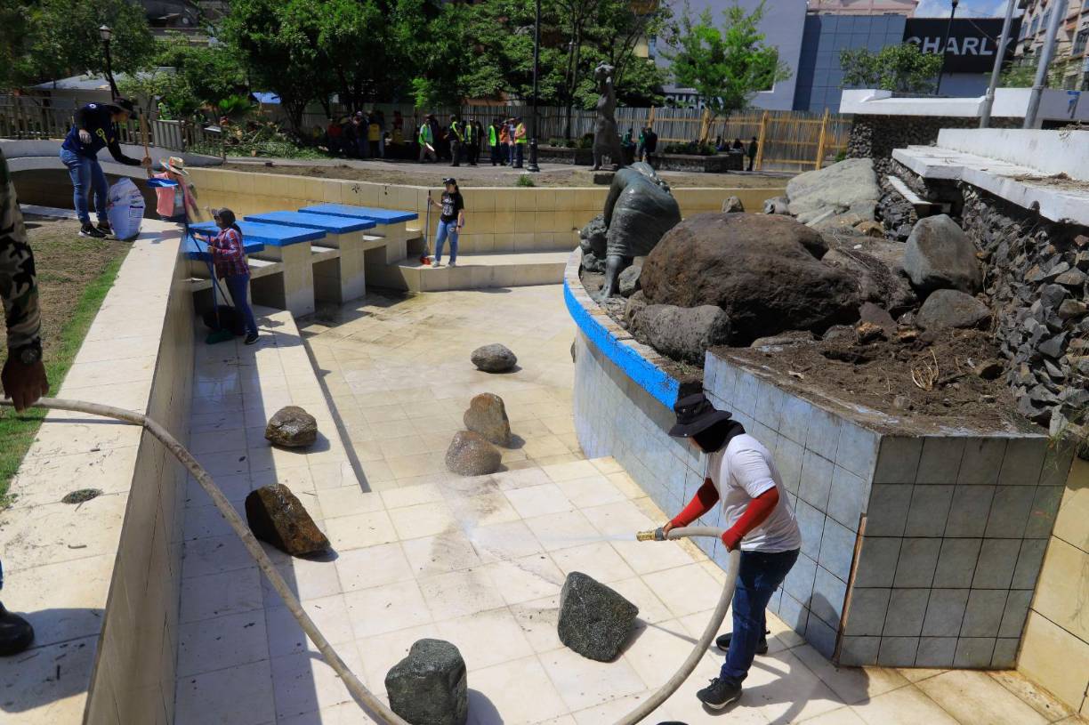 Cuadrillas limpian la fuente, que ha sido uno de los atractivos del parque central.