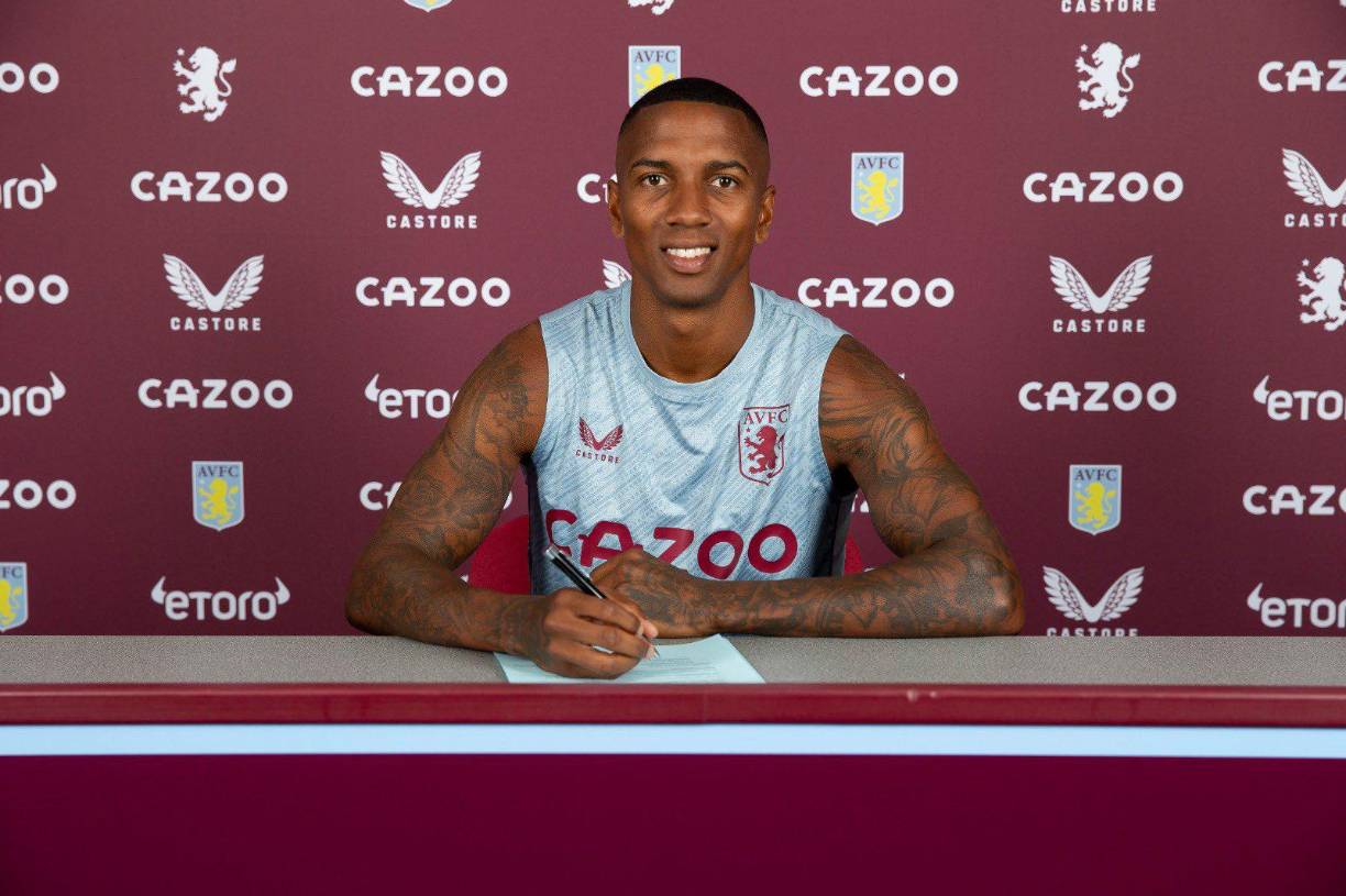 El futbolista inglés Ashley Young renovó su contrato con el Aston Villa por un año más, es decir, hasta el 30 de junio de 2023.