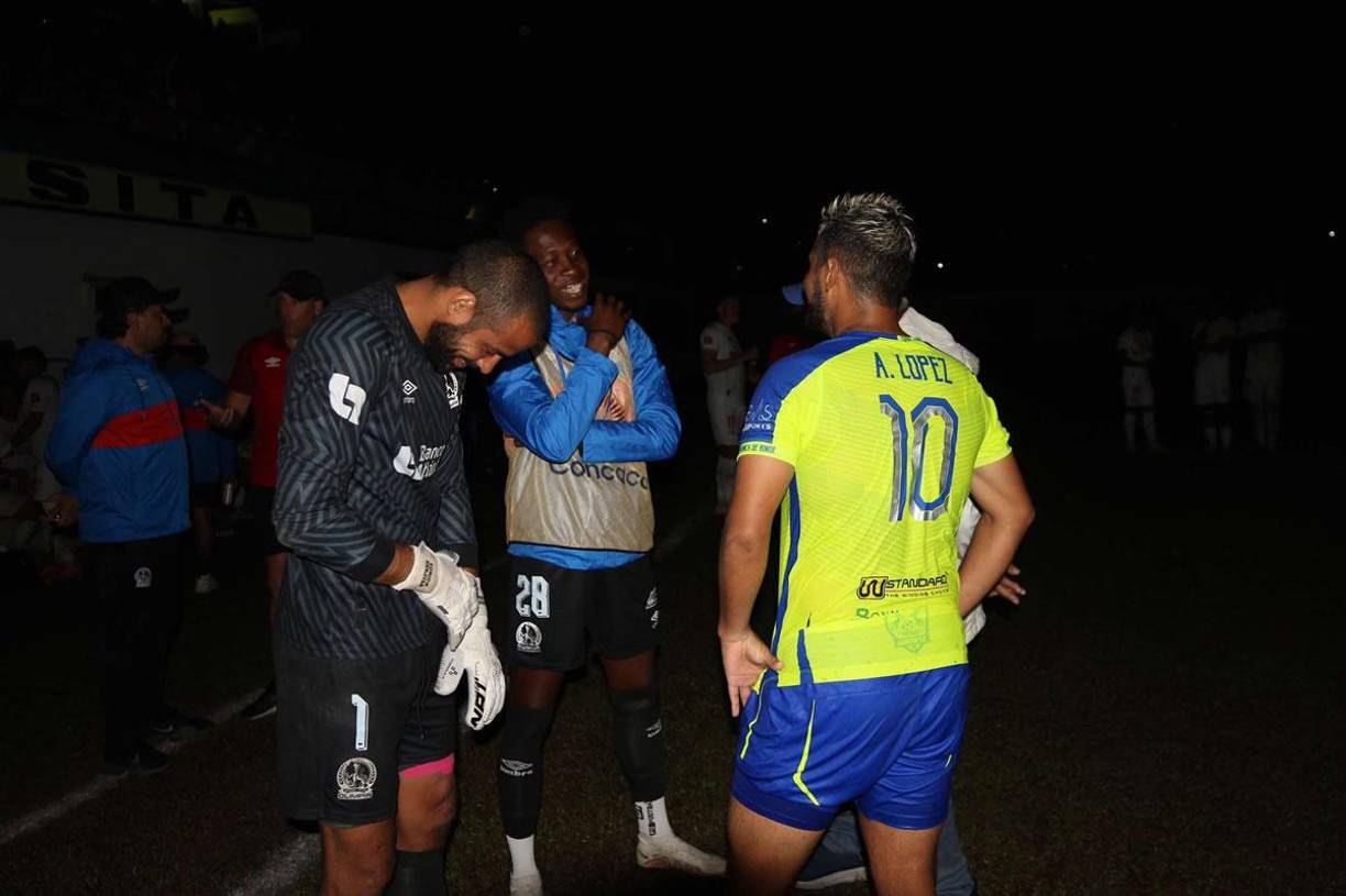 Edrick Menjívar sonríe con Alex Güity y Alex López en Juticalpa.