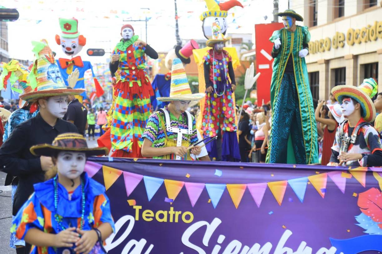 Durante la noche se espera la participación de artistas nacionales e internacionales, entre ellos el puertorriqueño Tito el Bambino, intérprete de temas como “Mi cama huele a ti” y “Felina”.