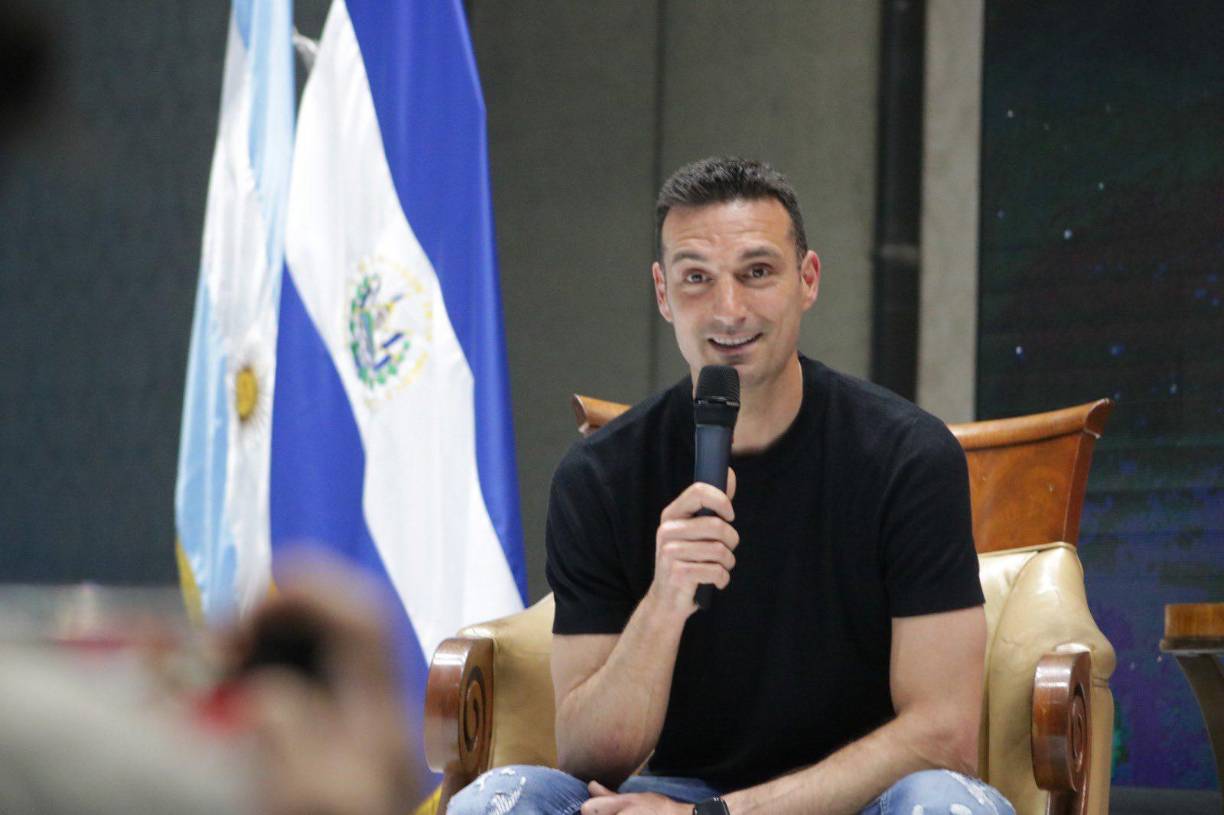 “La verdad es que el triunfo de la Argentina en la copa del mundo hizo muy bien a los latinos. Al final haber traído la copa para este lado nos da más fuerza y nos hace sentir más importantes a nivel deportivo y espero que sirva para el futuro, para el desarrollo del fútbol latino”, comentó Scaloni en la charla brindada en El Salvador.
