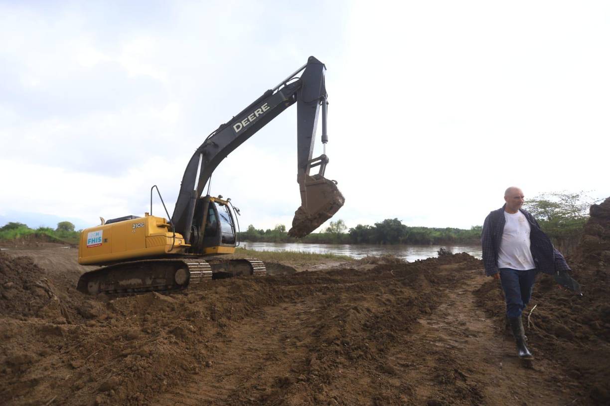 Desde ayer iniciaron con la reparación de los bordos en el río Ulúa.