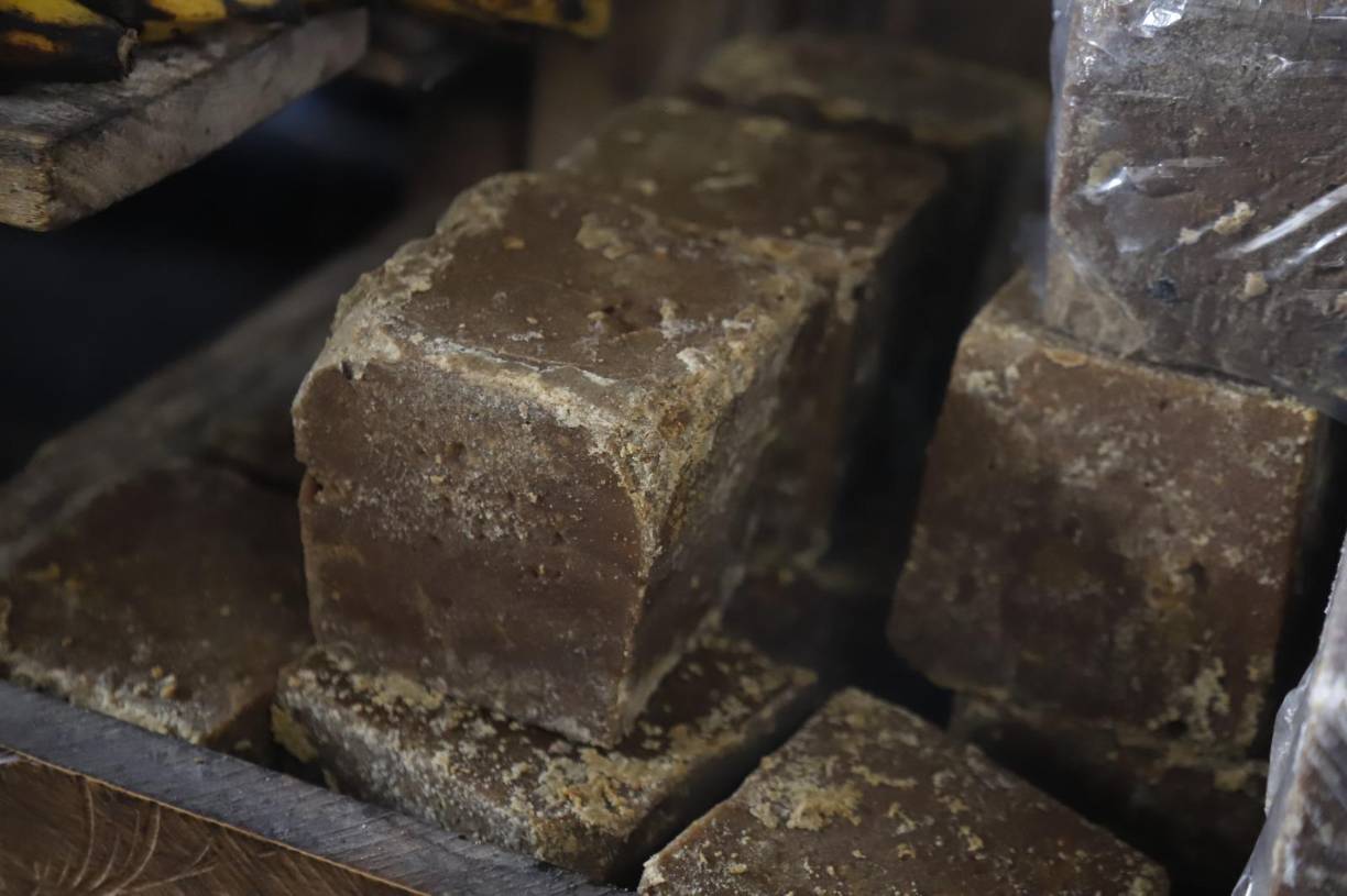 Ninguno de estos dulces serían posibles si no estuvieran preparadas con rapadura. Conocida comúnmente en países España como panela, este producto recibe sin embargo multitud de nombres y apelativos ligados a países y culturas dispares. 