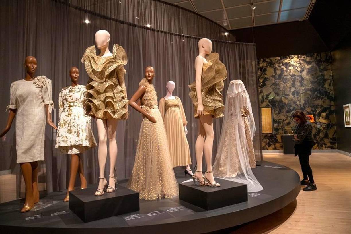 Algunas de estas piezas son el ‘Poison Dress’, de la firma de lujo The Blonds, que llevó Rihanna en la fiesta de lanzamiento de su álbum ‘Rated R’ o un tocado de oro y cristal de la misma marca que lució la cantante y actriz Janelle Monáe en la portada de junio de 2023 de la revista Rolling Stone, inspirado en las pelucas doradas de Cleopatra.